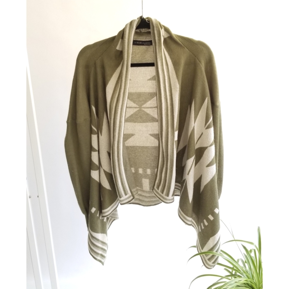 My Bajee Collection 🌿 Green and Off White Boho Aztec Flowy Cardigan Sweater Top